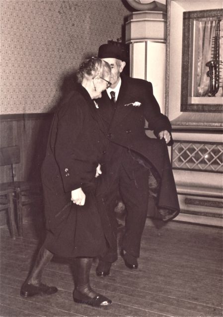 Het was vier uur s'morgens. Daarna zijn ze nog jeneverkes gaan drinken tot de middag. Om wat bij te komen...